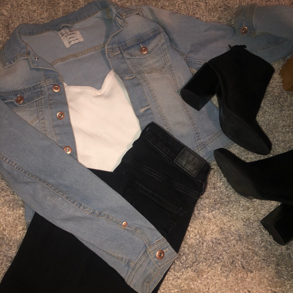 Light wash cropped jean jacket!!!💙